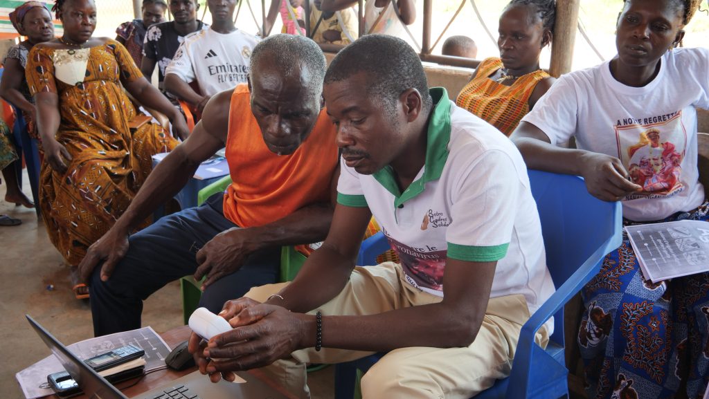 formation en système d'irrigation goutte à goutte à Kouadjo Bonou, Sakassou par Hfablab