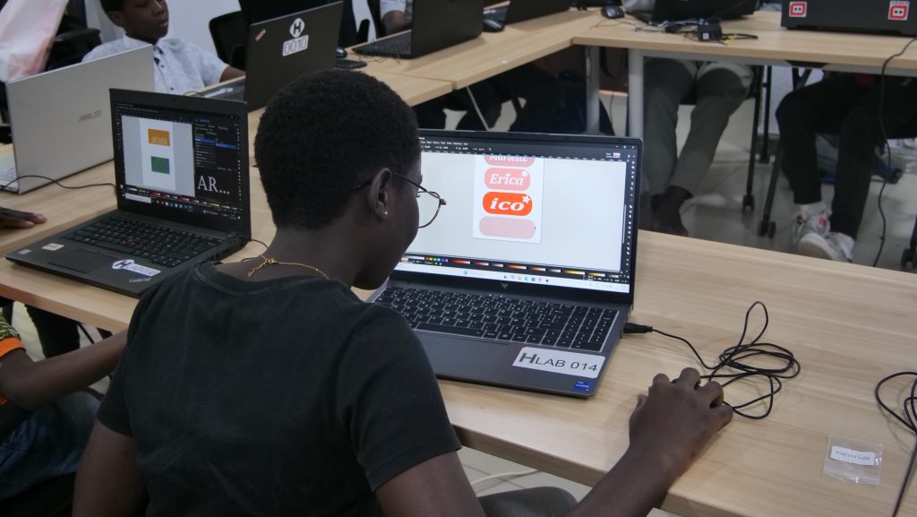 HFABLAB, atelier tech de vacances enfants, robotique programmation mBlock, découpe laser, modélisation 3D, électronique Bingerville.
