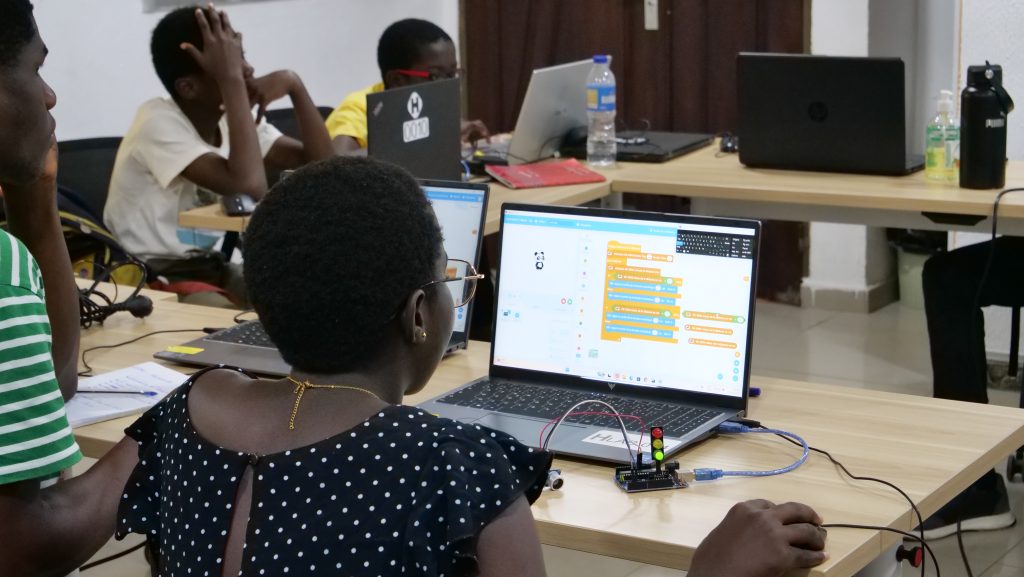 HFABLAB, atelier tech de vacances enfants, robotique programmation mBlock, découpe laser, modélisation 3D, électronique Bingerville.