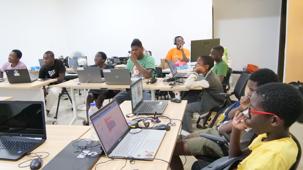 HFABLAB, atelier tech de vacances enfants, robotique programmation mBlock, découpe laser, modélisation 3D, électronique Bingerville.