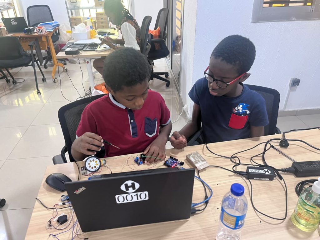 HFABLAB, atelier tech de vacances enfants, robotique programmation mBlock, découpe laser, modélisation 3D, électronique Bingerville.