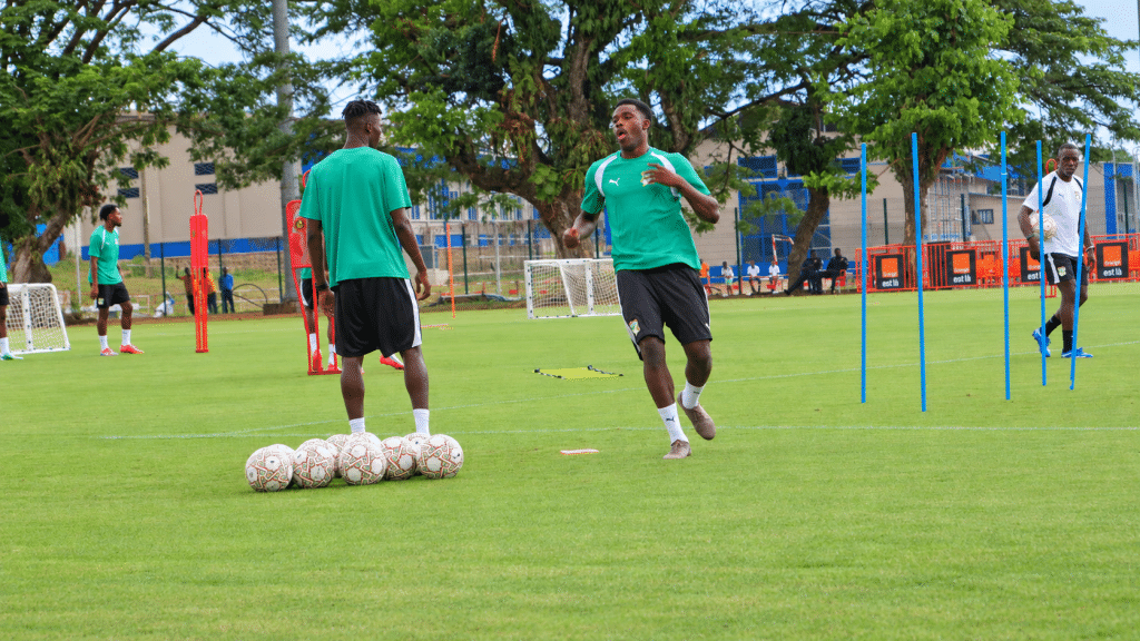 Activité football avec les enfants lors de For Good Connections Day.