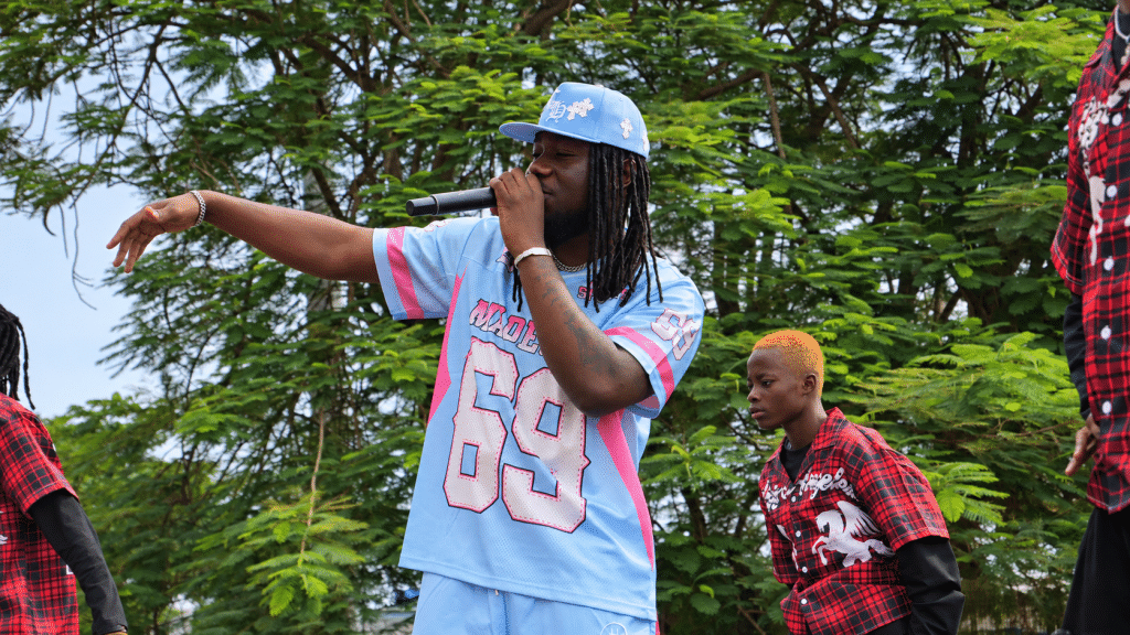 Concert de Dydy Yeman pendant la clôture de For Good Connections Day.